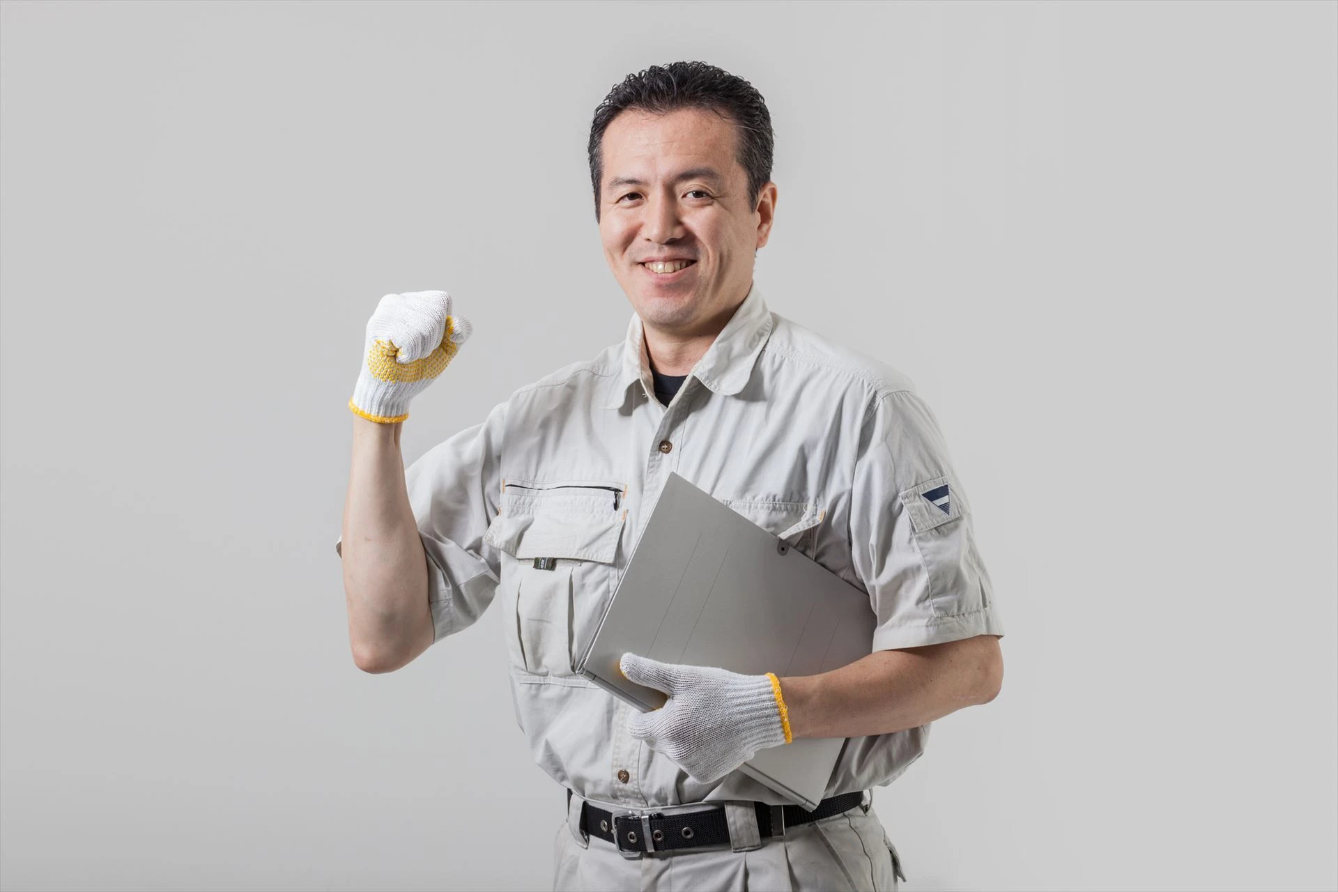 型枠の作業をするスタッフ_R